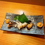 小魚料理 とみ助 - 写真左から鰆の焼き霜造り、しめ鯖、地だこ、サザエの4種盛りです(o^^o)