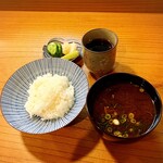 小魚料理 とみ助 - 白ご飯、赤出し、香の物の〆の3点セットです(o^^o)