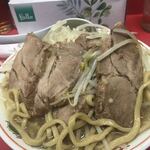 ラーメン 麺徳 - 野菜下から引き出した豚
