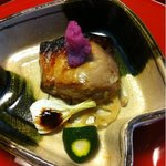 つば甚 - おろした能登娘大根に酢橘を搾るとあら不思議、紫がピンクに！