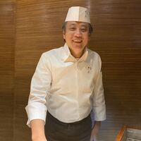 祇園 さゝ木 - 佐々木さんは、やはり関西人。料理しながらも笑顔で喋りまくる。