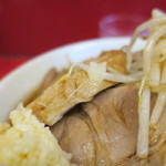 ラーメン二郎 - 豚の厚み