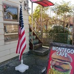 MONTEGO CAFE - 1Fは古着屋さんみたいです。カフェの入口は階段を上った先。