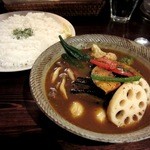 札幌スープカリー アナンダ - 野菜スープカリーです　北海道の陶芸家の作品だという器も味があります