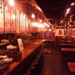 とんとん侍 - 古き良き昭和時代の雰囲気が漂う店内風景