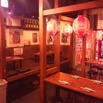 とんとん侍 - 奥に見える小上がり席も居心地の良い隔離スペースとして人気！お子様連れにも安心(^o^)