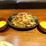 創作鉄板焼 鉄創 - 卵つけソース焼きそば