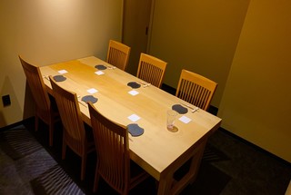 Yakitori Morimoto - 個室・いちょうの一枚板のテーブル
