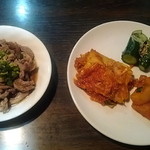 いぶりや - キムチ盛り、牛すじポン酢