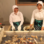 丸仙浜宿 - 新しくできた海女小屋と大女将・女将がかまど料理でおもてなし。