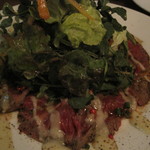 ビストロタツミ - とろける旨味の牛トウガラシのレア焼き　サラダ仕立て