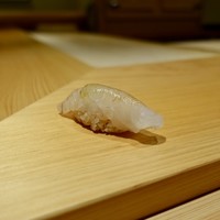 鮨 さかい - ［2019/10］寿司① 徳島産ひらめの握り