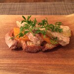 サラマンジェ ド ヨシノ - フォアグラと次郎柿のクロスティーニ