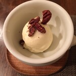 サラマンジェ ド ヨシノ - ペカンナッツ添えのアイスクリーム　これ大好き