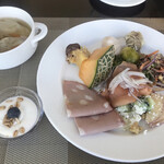 オールデイダイニング 「セリーズ」 - 料理写真:朝食ビュッフェ3900円(総額)。メロンは高級そうではありますが、熟れ方が今ひとつ。。ワンタンスープが私の好みに合っていて、とーっても美味しかったです(╹◡╹)(╹◡╹)