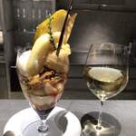 PATISSERIE ASAKO IWAYANAGI - パルフェビジュー キャラメルポワール、セットドリンクの白ワイン