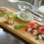 トリワイン ＰＩＫＯＳＨＨＨＵ - 前菜３種盛＋カプレーゼ