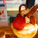 ベイフロー カフェ - 【2019年11月16日】中にも苺が入っています。