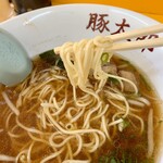 豚太郎 - 中細麺