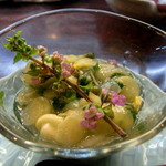 くらげとホワイトアスパラ和え物　アスパラジュレ、 ピータンペーストと浜名湖産青のりで