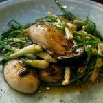 酒中花 空心  - 相生千珠牡蠣とアサツキ新芽炒め　老干媽 風味豆豉ソース