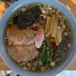 本家 風の子 - 「二尺玉ラーメン」上から。トッピングとしては、先ず大量の刻みネギが好いアクセントになっており、鳴門巻きにメンマ、8切〔はちさい〕の海苔 1枚、チャ－シューが 2枚 載せられていて、もっと主特徴的なのが、それに加えて隠元豆が載せられていることだろう。