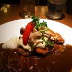 ドンピエール エクスプレスカレー - 秋薫る４種のきのことサーモンフライカレー丼