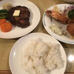 洋食 スコット - ステーキとカニクリームコロッケそしてエビフライ（ちょうどいい焼き具合のステーキ）