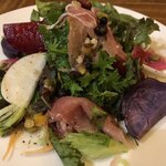 ヒラタパスタ - 10種の野菜と生ハムの彩りサラダ