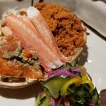 馳走 啐啄一十  - (02)香箱蟹(富山県産)、食用菊、内子、脚の身、本体の身、外子。
      浜茹された香箱蟹を仕入れるのだそう。
      美しく盛られた香箱蟹、11月上旬～1月上旬までの晩秋から新春の味覚。