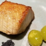 馳走 啐啄一十  - (05)秋鰤(北海道噴火湾産、12日熟成)の炭火焼き
      産卵期は冬～初夏、旬は秋～晩冬
      炭火焼きかつ少し燻してあり、芳ばしさと燻香が同居。
      ほぐれる様に軟らかく脂の旨みを沁々と堪能