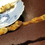馳走 啐啄一十  - (07)虎魚の背皮の炭火焼き串【コース外】
      コラーゲンをたっぷり含んだプルプルな背皮を串に刺してカリカリにまで炭火焼き。
      プル&カリな食感と旨みは初体験、めちゃウマい！