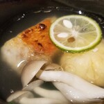 馳走 啐啄一十  - (09)炭火焼き金目鯛、車海老の真薯、ぶなしめじ、利尻昆布と鮪節の出汁のお椀
      本来は透明感がありながらも輪郭がはっきりしたキレのある味わいなのですが、金目鯛からの旨みで真昆布出汁？と思うほど