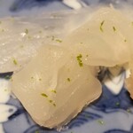 馳走 啐啄一十  - (10)虎魚(愛媛県興居島産、3日寝かせ)、逆目切り【手前】
      本来は純目で切り分けるのが正しいのですが、切って直ぐに食べるならば、逆目の方が細胞が崩れて旨みが拡がり易くなるのだそうです。