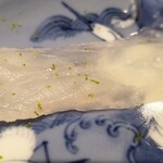 馳走 啐啄一十  - (11)虎魚(愛媛県興居島産、3日寝かせ)、純目切り【奥側】
      産卵期は初夏～夏、通年を通して美味しい。
      虎魚本来の味わいを寝かせることで穏やかながらも上質な旨みを引き出しています。