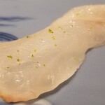 馳走 啐啄一十  - (12)九絵(産地聞き忘れ、7日熟成)
      産卵期は夏、旬は晩秋～春、全て雌で産まれて10kg前後で雄に性転換。
      九絵として寝かせは浅めですが、旨みが引き出され、しっとりとして美味しい。