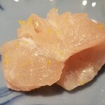 馳走 啐啄一十  - (13)炭火炙り黒鯥(静岡県駿河湾産、サスエ前田魚店、7日熟成)
      産卵期は春～初夏、旬は秋～初冬
      熟成させた上に、加熱されて脂が活性化し、力のある旨みが押し寄せます。