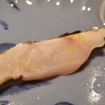 馳走 啐啄一十  - (15)炭火炙り赤鯥(山形県庄内産、4日寝かせ)
      産卵期は初夏～初秋、旬は晩秋～晩冬。
      皮付きの赤鯥を炙り、脂を活性化させてあり、火の通った皮下とレアな部分まで美味しさのグラデーションが楽しめる一品。