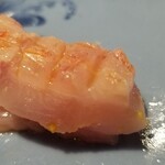 馳走 啐啄一十  - (16)炭火炙り金目鯛(静岡県駿河湾産、サスエ前田魚店、10日熟成)
      産卵期は夏、旬は秋～晩冬。
      濃厚ですがしつこく無く、口腔に拡がる芳ばしさ、上品かつ濃い旨み、儚く消えるあと味、素晴らしい！