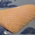 馳走 啐啄一十  - (17)秋鰤(北海道噴火湾産、12日熟成)
      産卵期は冬～初夏、旬は秋～晩冬
      今の時期は北に行くほど脂のりが良いので北海道産がベストではないでしょうか？
      身に脂がのり、旨みと甘みを感じます。