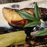 馳走 啐啄一十  - (19)炭火焼き黒鯥(7日熟成)、蓮芋、煮茗荷
      蓮芋の味付けは濃いのですがサッパリとして歯応えはシャクシャクとして面白い。
      煮茗荷は黒鯥の脂をすっきりとした後味にまとめてくれます。