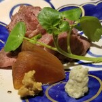 馳走 啐啄一十  - (21)仙台牛(A5等級12ランクの未経産雌牛)のイチボのローストビーフ、和辛子&山葵で
      備長炭でじっくり焼き上げられ肉自体の旨みが増していますし、 芳ばしく薫り立っています。