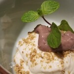 馳走 啐啄一十  - (23)白胡麻プリン、小豆餡載せ
      モチモチぶるぶるな食感と控えめな甘さ。
      な口溶け。
      こし餡も溶ける様な円やかさ。
      白胡麻の香りが宴の終演を彩ります。