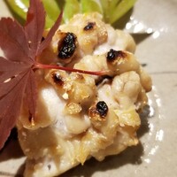 馳走 啐啄一十  - (03)真鱈(新潟県佐渡島産)の白子の備長炭炙り
                    炭焼きで炙ると芳ばしさが高まり、表面の少しパリッとした食感と中の濃厚なクリーミーさのコントラストが楽しいです。
                    悶絶します。