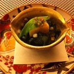 日本料理 晴山 - 先附: 新若布 帆立 独活のポン酢がけ 