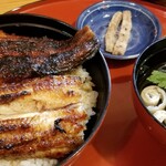 うなぎの美鶴 - 鰻丼のセット内容
      ①鰻丼
      ②肝吸い
      ③骨煎餅
      ④お漬け物