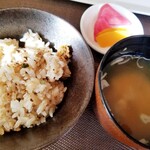 ステーキ・鉄板料理 和かな 盛岡本店 - ガーリックライス　お味噌汁　香の物