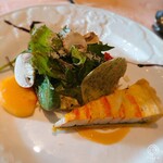 リヨンペラーシュ - 前菜・彩りよい季節のサラダとカニのタルト