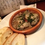 キッチン＆鉄板バール アンチエイジング - 牡蠣のアヒージョ