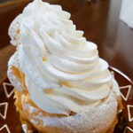 洋菓子の店ティファニー - ド迫力の生くりーむ。苺の生シュー。